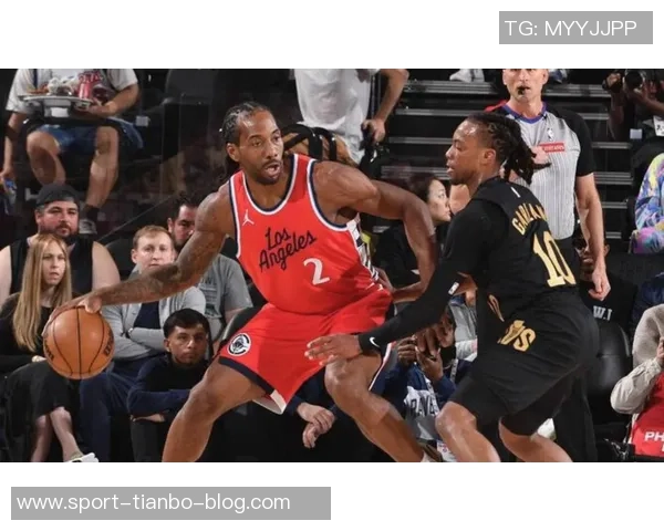 伦纳德半场表现亮眼独得11分助球队掌控局势